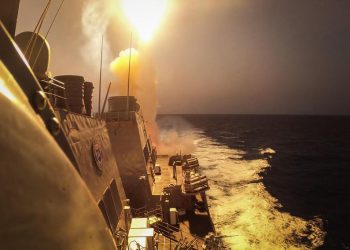 USS Carney> Πέντε ώρες επίθεση δέχονταν ένα αμερικανικό πολεμικό πλοίο και πολλά εμπορικά πλοία την Κυριακή στην Ερυθρά Θάλασσα!