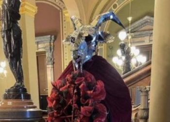 SATANAMERICA. Ο ναός του Σατανά έστησε άγαλμα με κεφαλή τράγου στον Άρχοντα του Σκότους και κεριά λατρείας στο Καπιτώλιο της Πολιτείας Αϊόβα/Iowa στις ΗΠΑ! ΒΙΝΤΕΟ ΦΩΤΟ