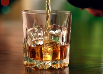 Σπάει το κεφάλι σας μετά από ποτό που ήπιατε; Μήπως ήταν νοθευμένο ποτό μπόμπα; Κίνδυνος τύφλωσης και θανάτου. Τι πρέπει να κάνετε;