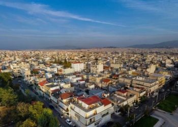 Η μεγαλύτερη κατάντια της Ελλάδας: Οι Έλληνες χάνουν τα σπίτια τους και οι ξένοι τ’ αγοράζουν!
