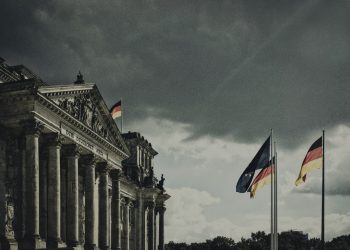 Πανικός με το AfD στην Γερμανία: Ξεπερνά τα ποσοστά του Χίτλερ το 1930
