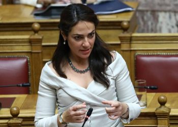 Απίστευτη απάντηση Δ.Μιχαηλίδου για τις συγχωνεύσεις σχολείων: «Το περπάτημα κάνει καλό»!