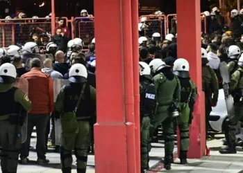 Χαροπαλεύει αστυνομικός που χτυπήθηκε με φωτοβολίδα από χούλιγκαν – Οργή στην ΕΛ.ΑΣ και εκατοντάδες προσαγωγές