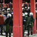 Χαροπαλεύει αστυνομικός που χτυπήθηκε με φωτοβολίδα από χούλιγκαν – Οργή στην ΕΛ.ΑΣ και εκατοντάδες προσαγωγές