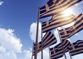 ΣΟΚ!! Είδαν την γαλανόλευκη και την εικόνα της Παναγίας και τον έσπασαν στο ξύλο, vid