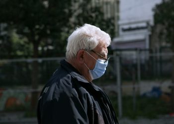 Επιστροφή της μάσκας σε μονάδες υγείας συζητά εκτάκτως η Επιτροπή Εμπειρογνωμόνων για τον κορονοϊό