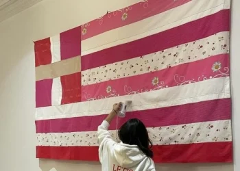 Ροζ η ελληνική σημαία: Το είδαμε κι αυτό με την κυβέρνηση Μητσοτάκη!