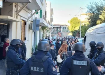 Κανένα έλεος! Με ΜΑΤ πετούν στον δρόμο 74χρονη και τον 58χρονο γιο της με κινητικά προβλήματα
