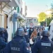 Κανένα έλεος! Με ΜΑΤ πετούν στον δρόμο 74χρονη και τον 58χρονο γιο της με κινητικά προβλήματα