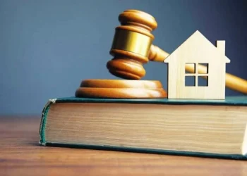 Διέγραψαν χρέος 156 εκατ. ευρώ από την ANEK και βγάζουν στο σφυρί κατοικίες για ευτελή ποσά