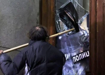 Σοβαρά επεισόδια στο Βελιγράδι – Για «πορτοκαλί επανάσταση» κάνει λόγο ο Βούτσιτς