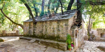 Η εκκλησία της Αγίας Θεοδώρας με τα 17 δέντρα στη στέγη της