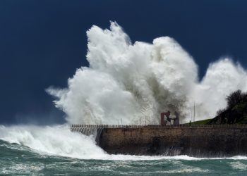 «Προσοχή»! Κύματα 12 μέτρων απειλούν τις δυτικές ακτές των ΗΠΑ, vid
