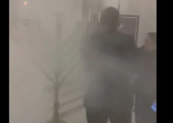 Χαμός στην πολωνική Βουλή: Ακροδεξιός έσβησε με πυροσβεστήρα μενορά της εβραϊκής Χανουκά