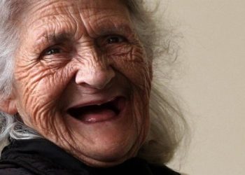 😊Ανέκδοτο : Κάθονται οι τρεις αδελφές στο σαλόνι και μαζί τους είναι και η κουφή γιαγιά…