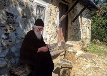 Του έριξε χαστούκι ο Άγιος Παϊσιος του Ομοφυλόφιλου και του είπε : δεν σε κτύπησα για αυτό που κάνεις αλλά για αυτό που σκέφτεσαι να κάνεις ( ήθελε να αυτοκτονήσει)