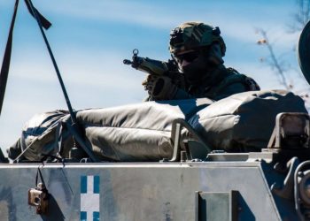 Tass: Η Ελλάδα αδειάζει το οπλοστάσιό της για να στείλει στην Ουκρανία πυρομαχικά που κοστίζουν εκατομμύρια ευρώ
