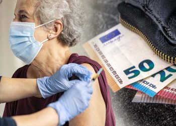 Διαγραφή προστίμων για τους ηλικιωμένους που δεν εμβολιάστηκαν: Πώς θα πάρουν πίσω τα χρήματά τους όσοι τα έχουν ήδη πληρώσει