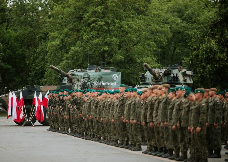 epa10099744 Soldiers during the military oath ceremony of voluntary basic military service of the 19th self-propelled artillery squadron, in Chelm, east Poland, 31 July 2022. EPA/BARTLOMIEJ WOJTOWICZ POLAND OUT