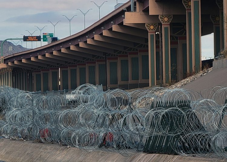 epaselect epa11106480 Barbed wire barricades at the US border wall, from Ciudad Juarez, Chihuahua, Mexico, 25 January 2024 (issued 26 January 2024). Activists on the Mexican border celebrated the court ruling that ordered Texas to remove the barbed wire at the Rio Grande, but they denounce that the authorities have not yet removed the barrier, which has left three dead and hundreds of migrants injured. EPA/Luis Torres