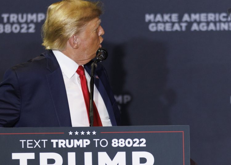epa10595420 Former US president Donald Trump addresses a crowd during a rally in Manchester, New Hampshire, USA, 27 April 2023.  EPA/CJ GUNTHER