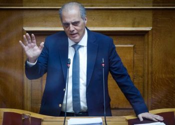 Καταγγελία Βελόπουλου: “Φορτηγά με ουκρανικές πινακίδες “αδειάζουν” τις αποθήκες πυρομαχικών στις Κεχριές;”