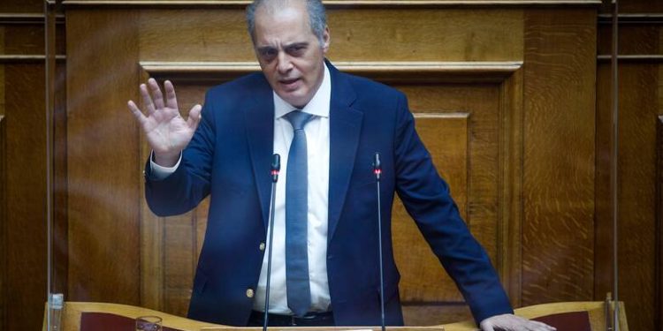 Καταγγελία Βελόπουλου: “Φορτηγά με ουκρανικές πινακίδες “αδειάζουν” τις αποθήκες πυρομαχικών στις Κεχριές;”