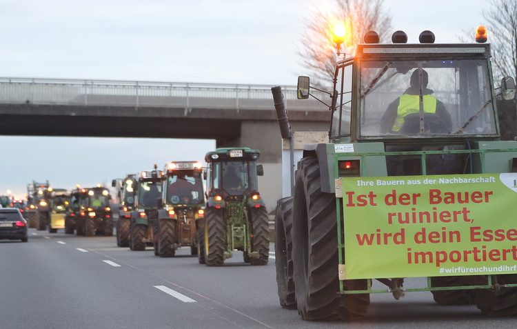 epa11064093 Farmers with their tractors drive on the Highway A65 during a nationwide farmers' strike near Neustadt an der Weinstrasse, Germany, 08 January 2024. Farmers went on strike nationwide in Germany, in protest against the federal government's agricultural policy.  EPA/RONALD WITTEK
