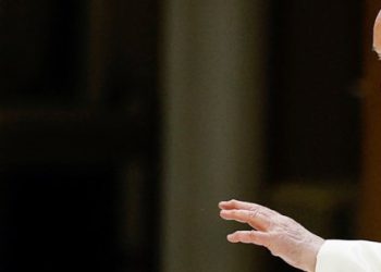 ΙΕΡΑ ΜΗΤΡΟΠΟΛΙΣ ΠΕΙΡΑΙΩΣ : ΝΕΑ ΦΡΙΚΤΗ ΕΚΠΤΩΣΗ ΤΟΥ ΠΑΠΙΣΜΟΥ (Αναφορά στην καθιέρωση «ευλογίας» ομόφυλων ζευγαριών)