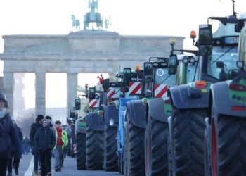 Παραλύει η Γερμανία, οργή για Scholz – Αγρότες απέκλεισαν δρόμους, απεργία στα τρένα – Η κυβέρνηση κατηγορεί την ακροδεξιά
