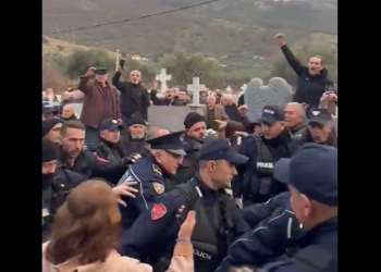 «Γ@@@ τα σπίτια σας»! Οι Έλληνες γιούχαραν την αλβανική αστυνομία – Χαμός στην Χειμάρρα, vid