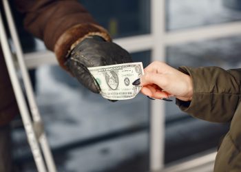 Η εξαφάνιση των μετρητών φέρνει με μαθηματική ακρίβεια μεγάλη ΠΕΙΝΑ!