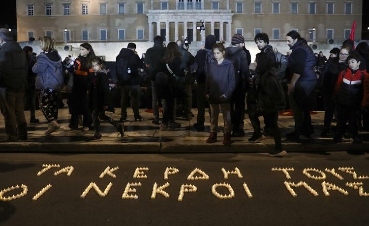 Demonstration protesting the deaths of dozens of people in Greece's deadliest rail accident, between a passenger train carrying more than 350 people and a freight train on Tuesday evening in Tempi valley, near the city of Larissa. In Athens, Greece on March 4, 2023 / Συγκέντρωση διαμαρτυρίας της ΚΝΕ για τον θάνατο δεκάδων ανθρώπων στο σιδηροδρομικό δυστύχημα στα Τέμπη. Στην Αθήνα, στις 4 Μαρτίου, 2023