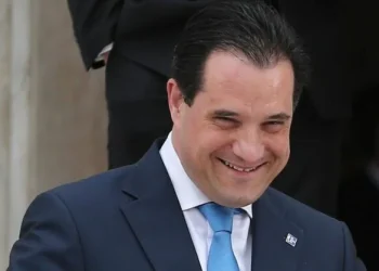 Άδωνις: Ο πρωταθλητής της κωλοτούμπας δεν κρατιέται για τον γάμο ομόφυλων ζευγαριών και την τεκνοθεσία