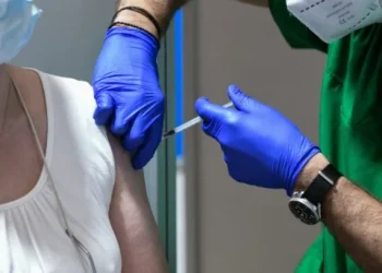 «Θερμό επεισόδιο» στη Βουλή για τα εμβόλια και τους «θανάτους αθλητών»