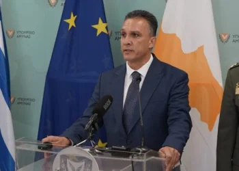 Καρατόμηση του Κύπριου Υπουργού Άμυνας κατόπιν αιτήσεως των Αθηνών!