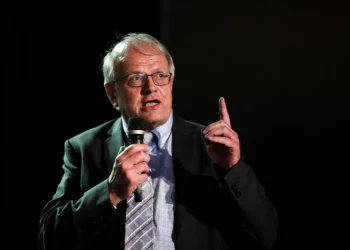 Ένας πατέρας, μία μητέρα, μία πατρίδα και μία θρησκεία – Αυτή είναι η οικογένεια πρότυπο για τον Άκη Τσελέντη