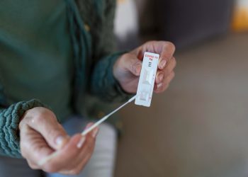 Δείτε τους να…αστειεύονται με τα τεστ που ταλαιπώρησαν εκατομμύρια Ελλήνων, vid