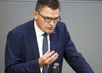 Γερμανός βουλευτής: «Ο πόλεμος στην Ουκρανία γίνεται για το λίθιο – Η χώρα που το έχει θα γίνει υπερδύναμη»