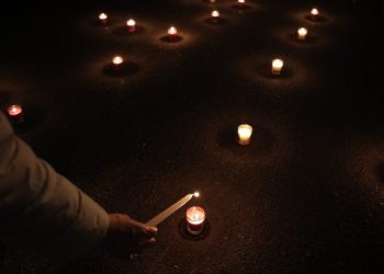 «Οι μάνες των δακρύων»… Μία απ΄ αυτές που έχασε τον Αξιωματικό γιό της, υποκλίνεται στην Μαρία Καρυστιανού