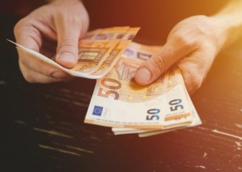 Ανατροπή με τα μετρητά! Σε αντίθετο δρόμο η Ελλάδα