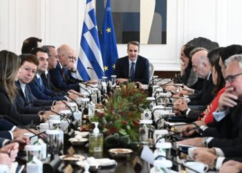 Γιατί η κυβέρνηση «φρέναρε» τα σενάρια άμεσης ψήφισης του νομοσχεδίου για τα ομόφυλα ζευγάρια