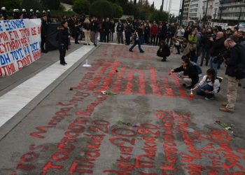 Φοιτητές ξαναέγραψαν στον Άγνωστο Στρατιώτη τα ονόματα των 57 νεκρών στα Τέμπη