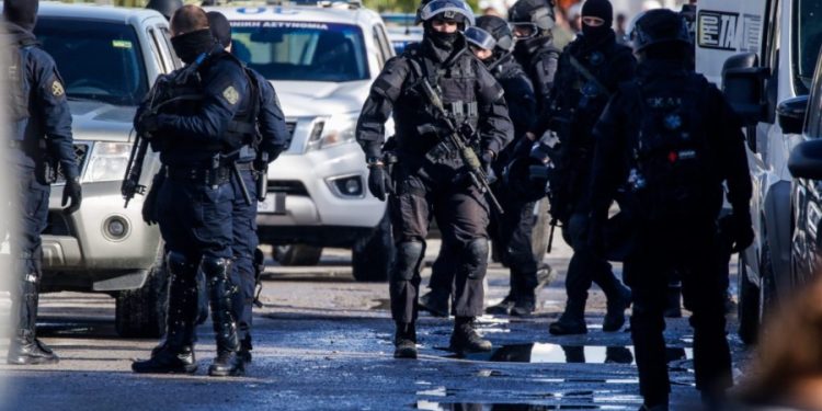 Ένοπλη επίθεση σε ναυτιλιακή εταιρεία στη Γλυφάδα – Αναφορές για 1 νεκρό και 2 τραυματίες – Ταμπουρωμένος ο δράστης