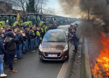 Υποχωρεί η Κομισιόν μπροστά στο ευρωπαϊκό αγροτικό κίνημα που «φουντώνει» – Αγρότες «πολιορκούν» το Παρίσι και τις Βρυξέλλες