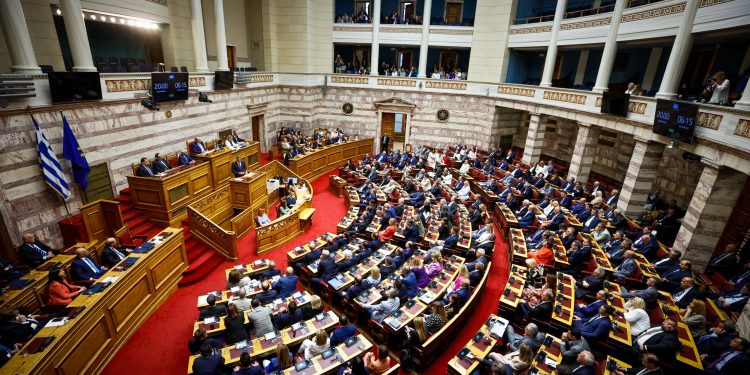 Ποιοι βουλευτές της ΝΔ δεν θέλουν να ψηφίσουν υπέρ της τεκνοθεσίας και του γάμου των ΛΟΑΤΚΙ+