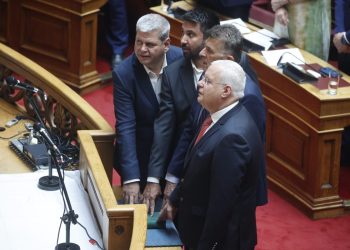 Κατάντια: Μόνο οι μουσουλμάνοι βουλευτές ΠΑΣΟΚ και Αριστεράς αντιδρούν σε τεκνοθεσία-«γάμο» από τους ΛΟΑΤΚΙ+!