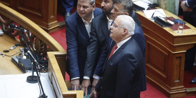 Κατάντια: Μόνο οι μουσουλμάνοι βουλευτές ΠΑΣΟΚ και Αριστεράς αντιδρούν σε τεκνοθεσία-«γάμο» από τους ΛΟΑΤΚΙ+!