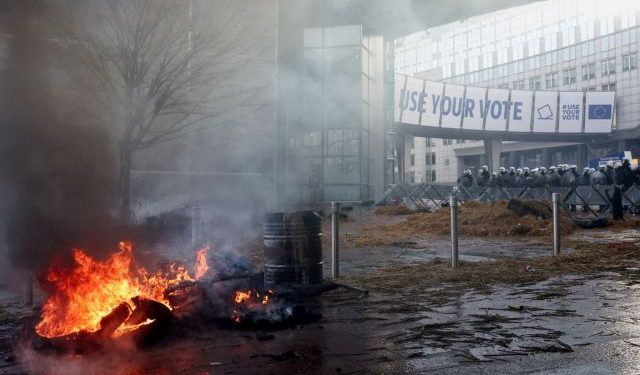 Οι αγρότες εξεγείρονται και οι κλιματικές πολιτικές της ΕΕ καταρρέουν – Καλώς ήρθατε στην εποχή του greenlash