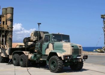 Η κυβέρνηση διαψεύδει τα περί αποστολής S-300 στην Ουκρανία – Μαρινάκης: Υπάρχει και ένα όριο ως προς τα fake news